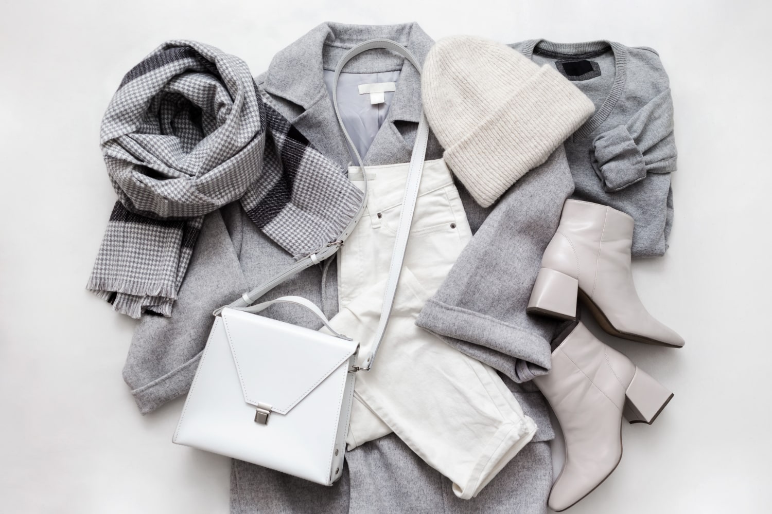 Beżowe botki na obcasie - stylizacja elegancka