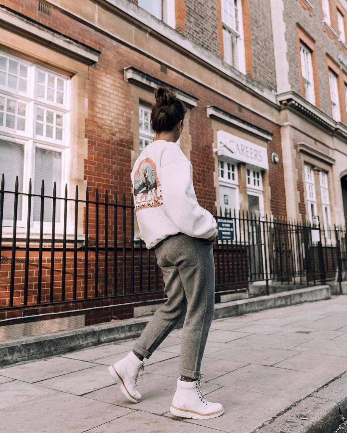 Trapery damskie w stylizacji sportowej