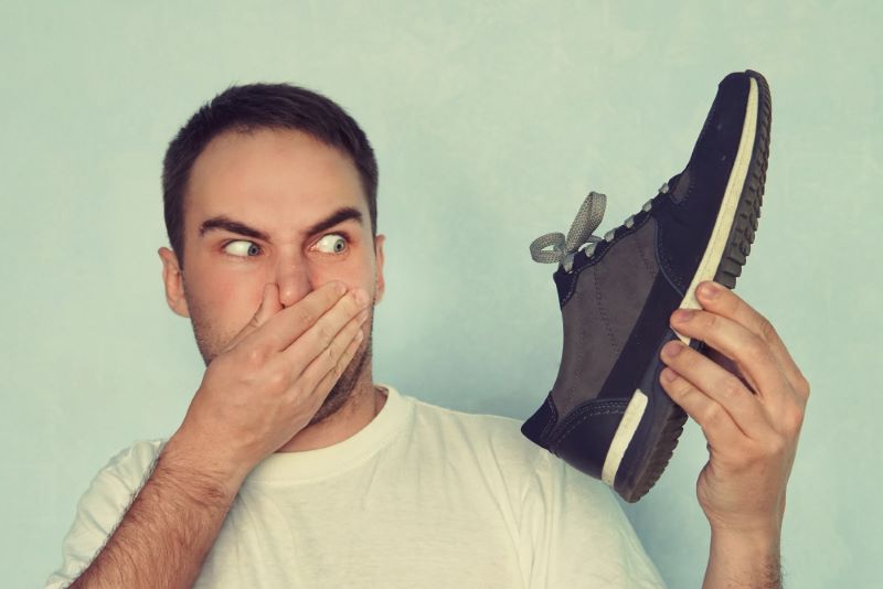 Як позбутися неприємного запаху від взуття? 10 способів позбутися смердючого взуття