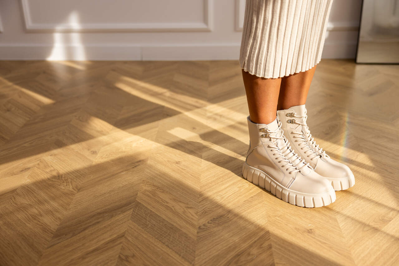Яке взуття вибрати до сукні зі светром? Стиль для холодних днів