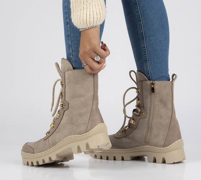 З чим носити бежеві чоботи?